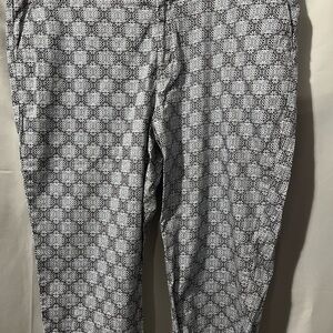 Dockers Women Blue and White Patterned Capris